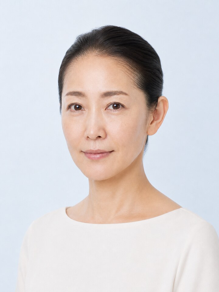 ウルトラセルZiで頬やフェイスラインのたるみ治療を検討する女性