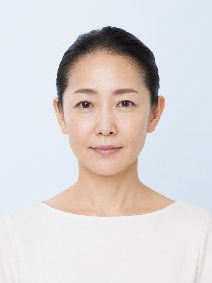 從正面確認全臉平衡的女性肖像