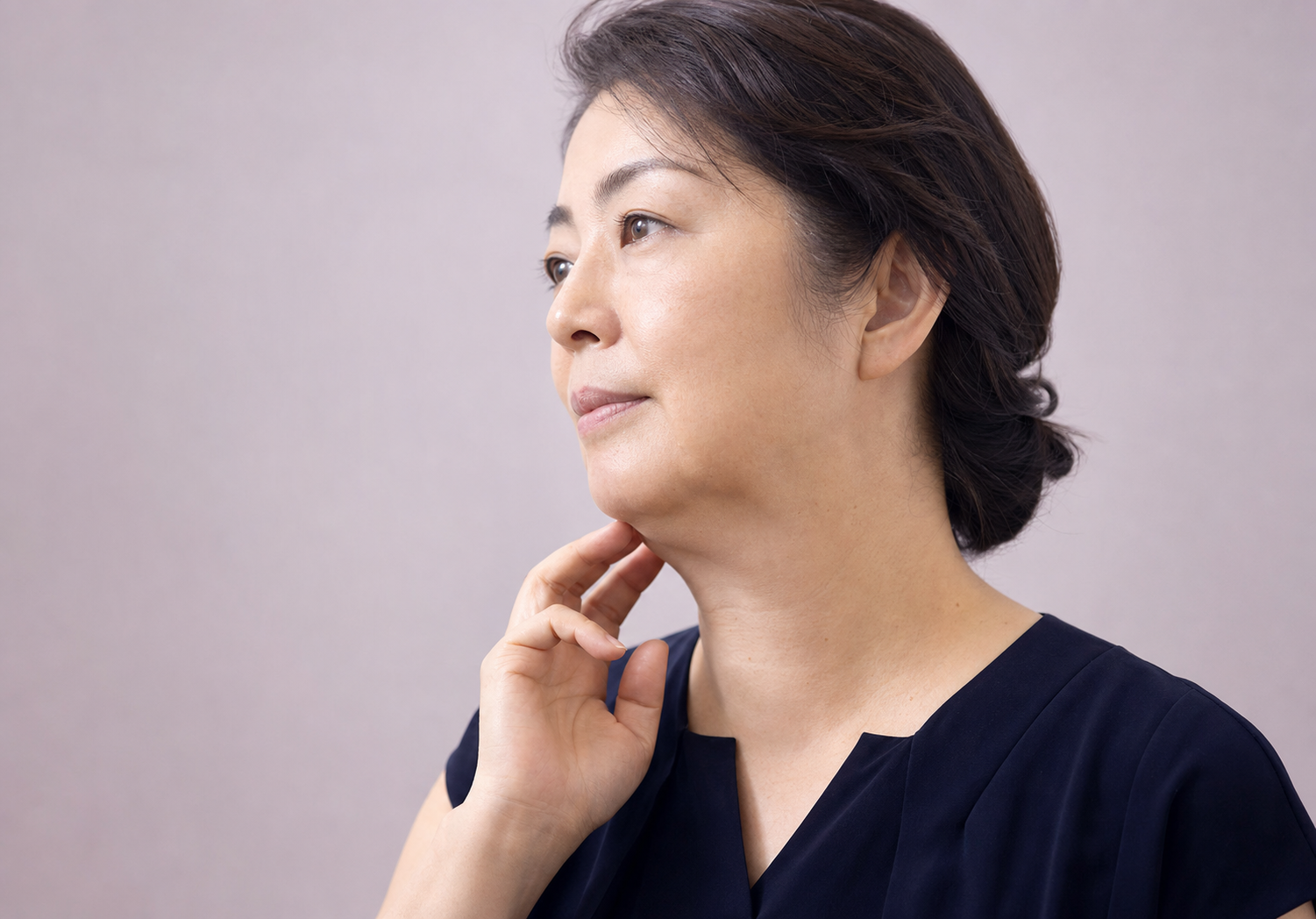あご下と頬下部の脂肪によるもたつきが気になる女性