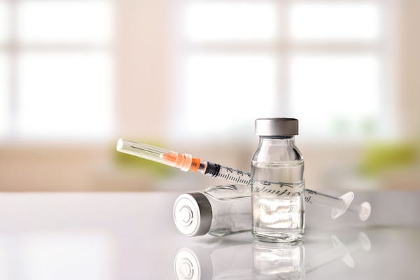 向瘢痕与瘢痕疙瘩注射类固醇的治疗示意图